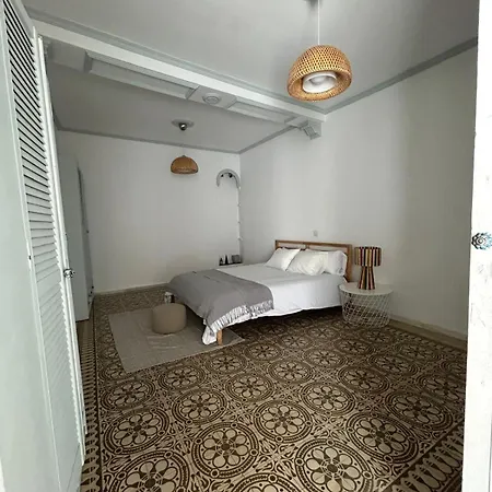 Un Patio En La Alameda Seville