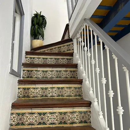 Un Patio En La Alameda Seville